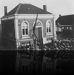 Veel volk aan het gemeentehuis